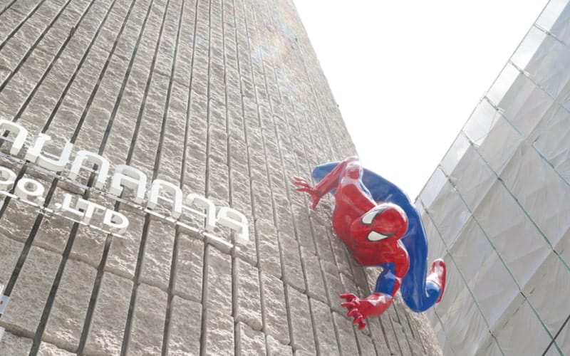 Spiderman climb walls