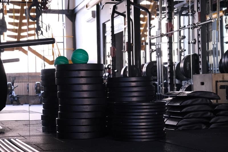 deadlift plates in a gym