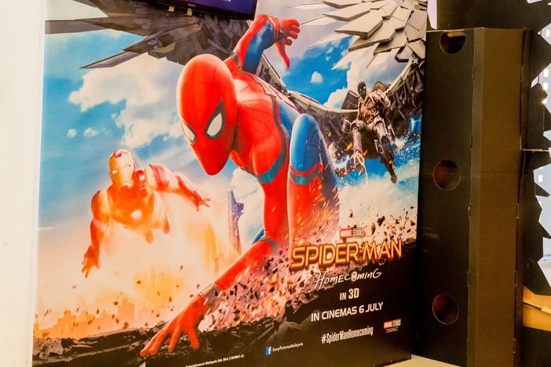 spiderman homecoming disk including spiderman, tony stark and vulture