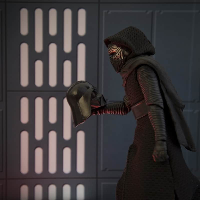 Kylo Ren Star Wars action figure holding the mask of his grandfather Darth Vader Anakin Skywalker